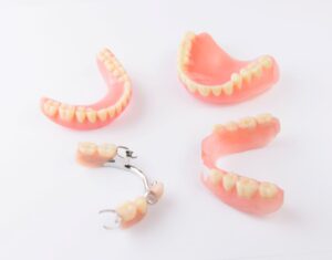 埼玉県川口市新井宿の歯科医院、アール歯科クリニック新井宿では入れ歯治療を行っています。歯を失った方、ご使用の入れ歯の不具合にお困りの方はご相談ください。