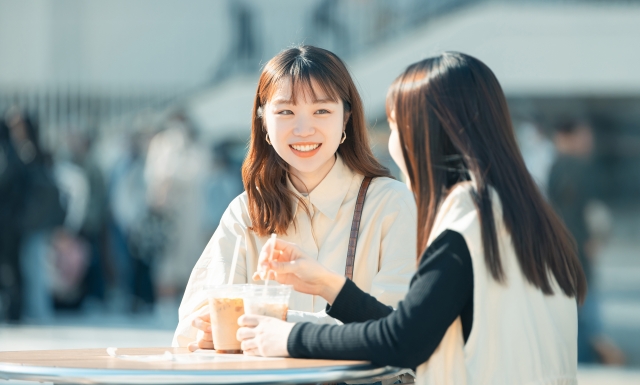 ホワイトニングをした後の歯への着色を避けるためにストローで飲み物を飲む女性の写真