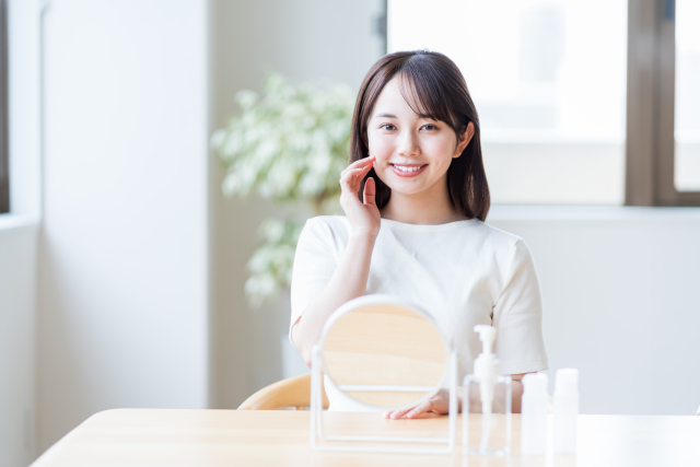 白く整った歯で笑顔を見せる女性のイメージ写真