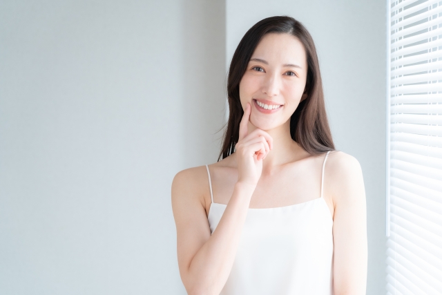 白い歯で素敵な笑顔の女性の写真