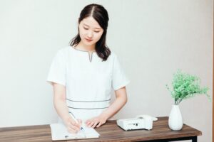 歯科医院のスタッフが予約スケジュールを確認・調整している様子