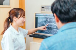 レントゲンを見ながら患者様に治療説明を行う様子 